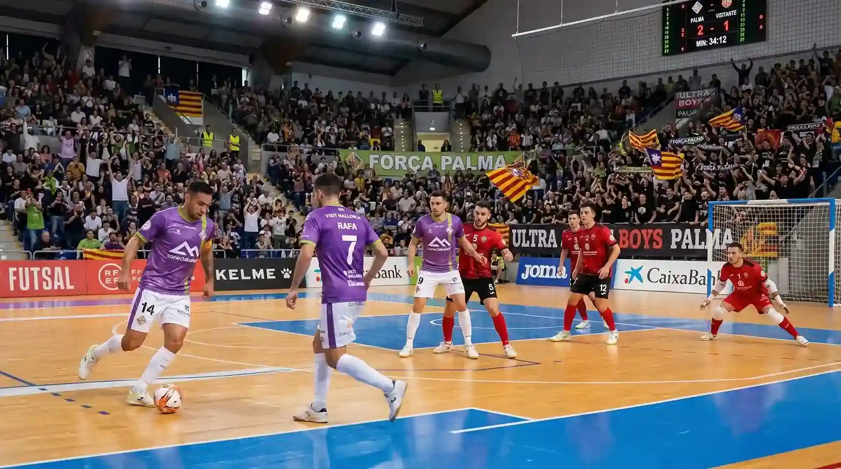 Jugadores de Palma Futsal atacando en un partido de la LNFS en su pabellón