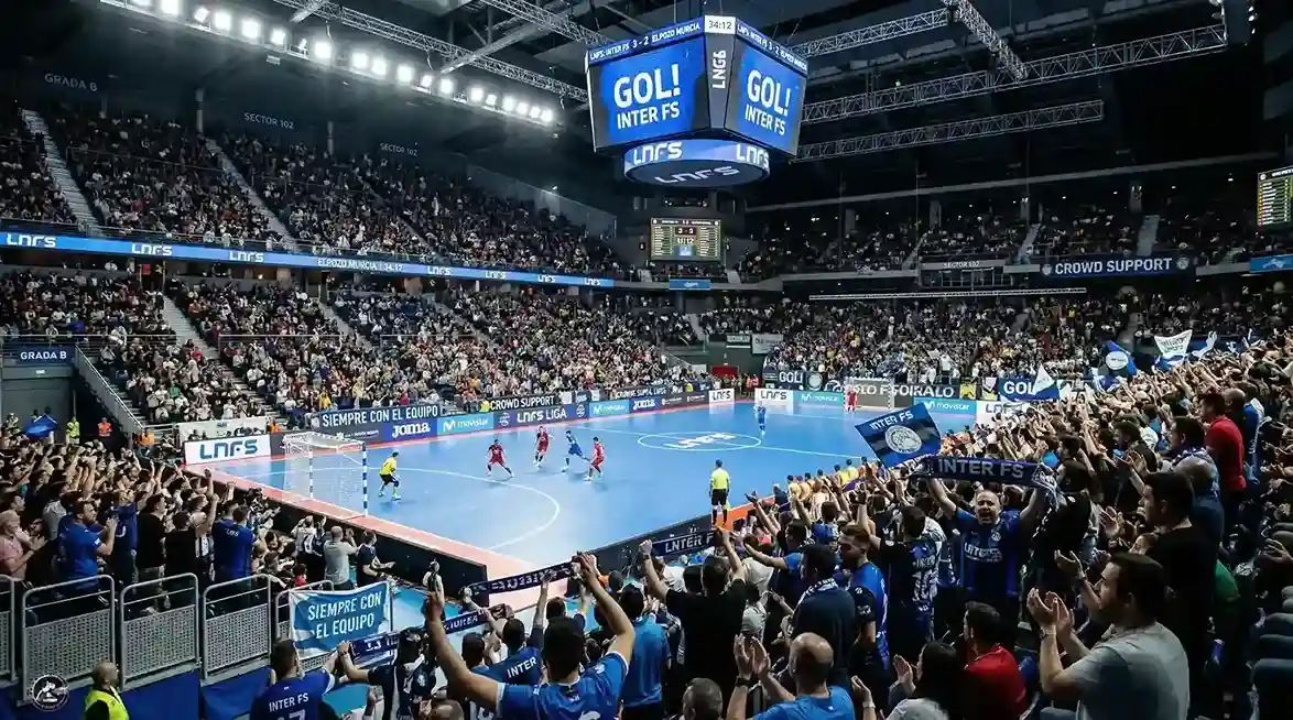Grada llena de espectadores en un pabellón de fútbol sala durante un partido de la LNFS